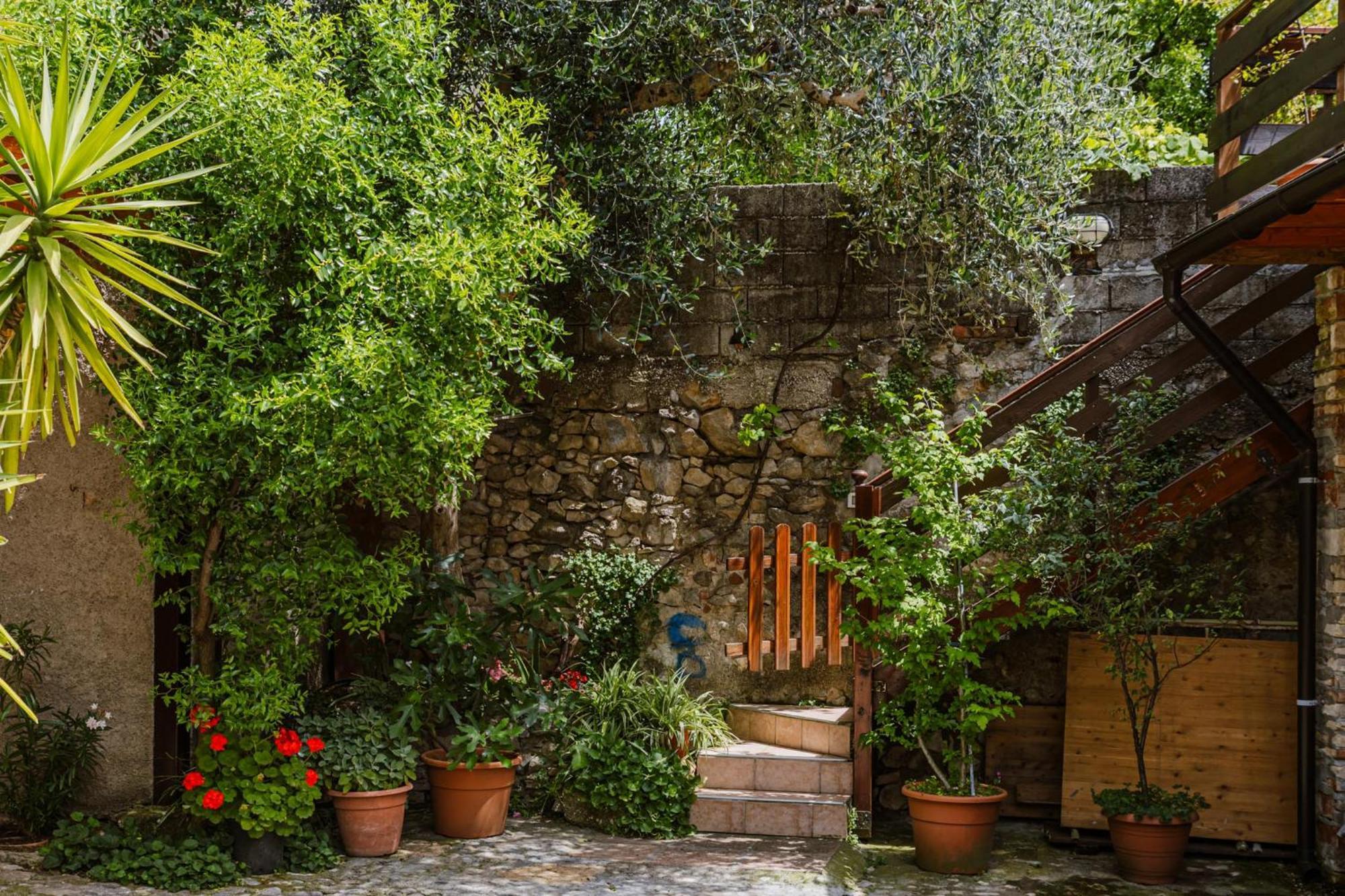 Cozy Castello Apartamento Manerba del Garda Exterior foto